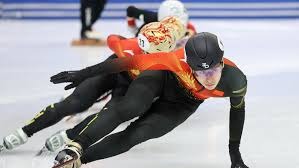 老搭档🫶詹姆斯抵达名人堂现场，与前队友波什开心握手~